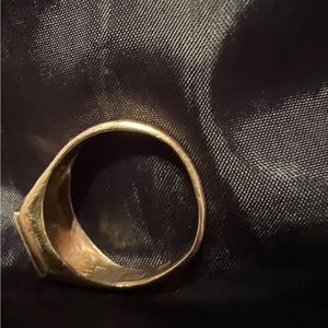 21k yellow solid gold ring. It is in a perfect condition looks new it is 5.4 g